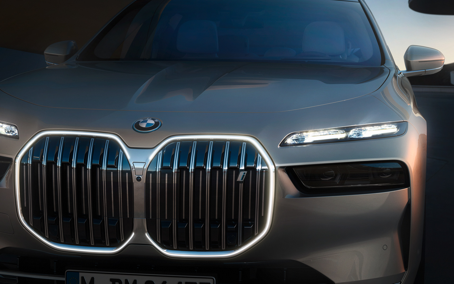 BMW i7 Limuzyna G70 wygląd zewnętrzny atrapa chłodnicy BMW Iconic Glow z włączonymi światłami