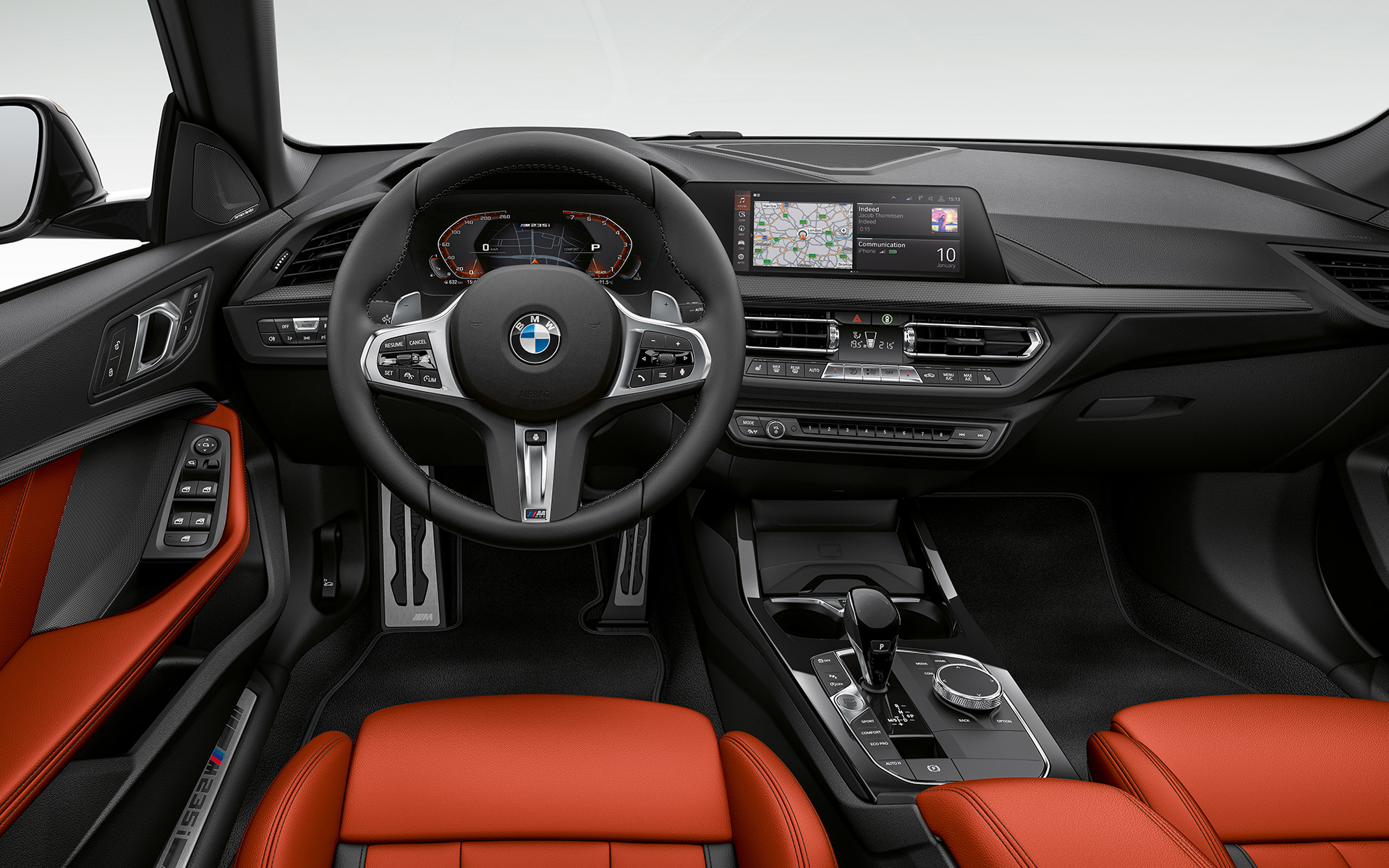 Zorientowany na kierowcę kokpit BMW M235i xDrive Gran Coupé F44 2020 wnętrze