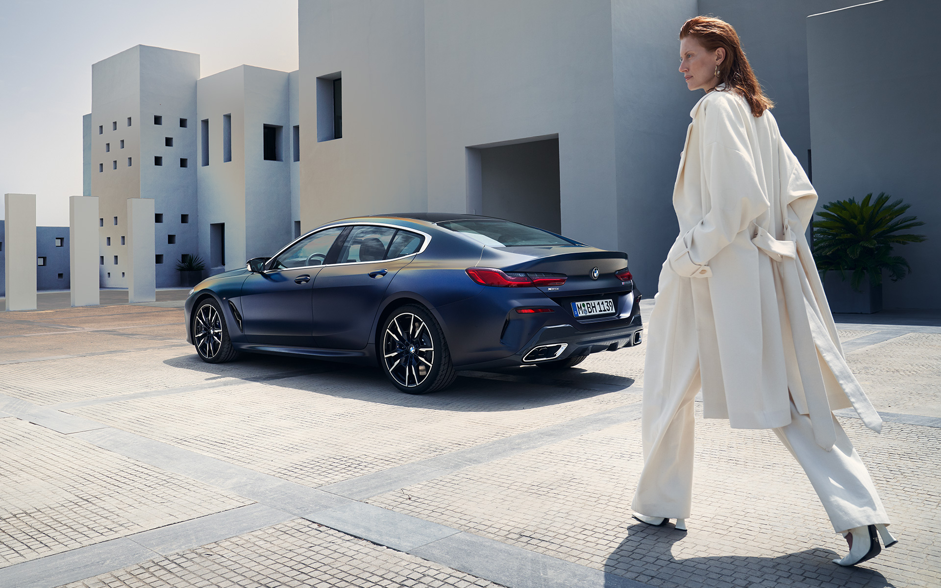 BMW M850i xDrive Gran Coup&eacute; G16 LCI modernizacja 2022 mroźny niebieski tanzanit BMW Individual metalizowany tylny p&oacute;łprofil z modelką