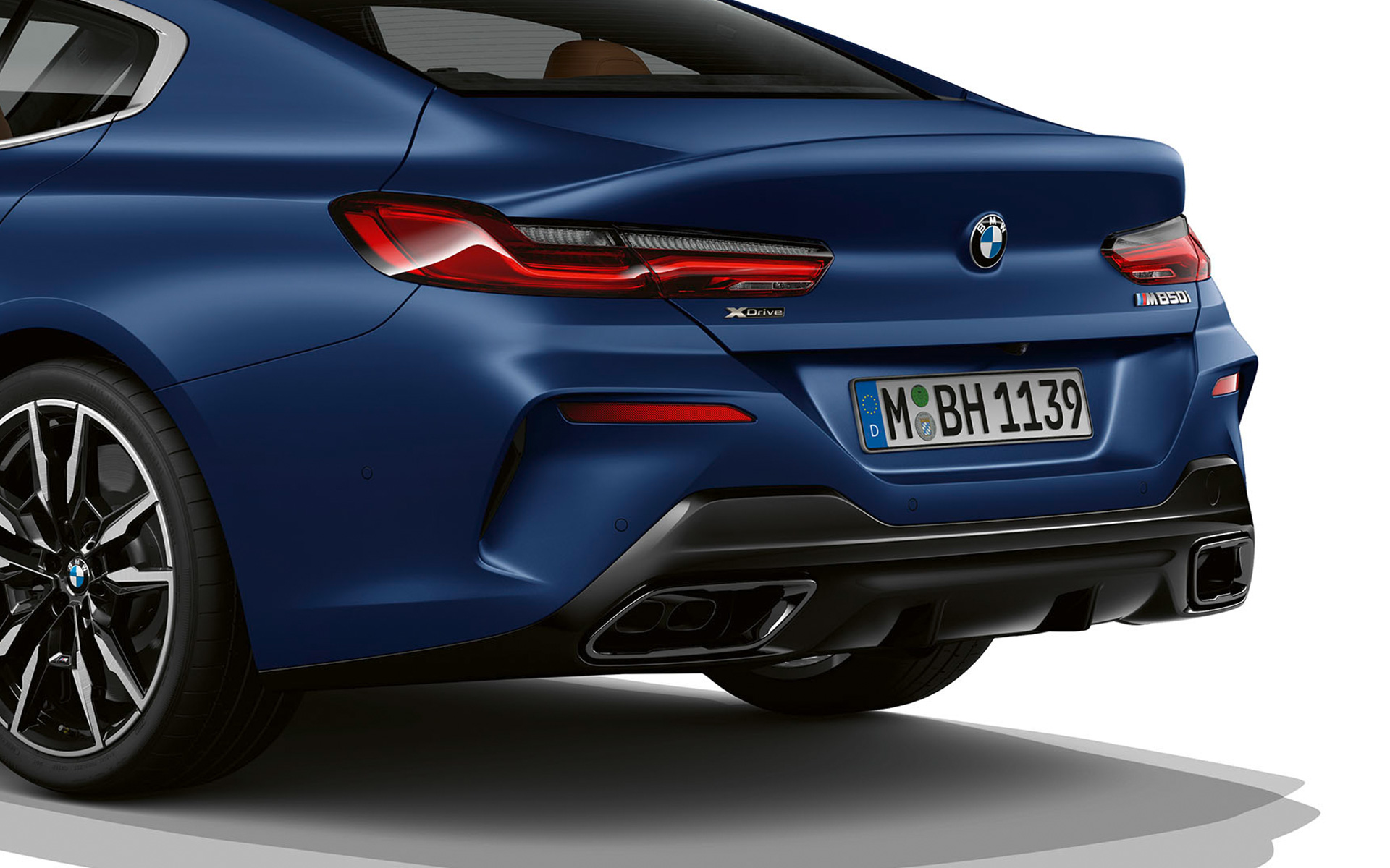 BMW M850i xDrive Gran Coup&eacute; G16 LCI modernizacja 2022 tylny p&oacute;łprofil detal