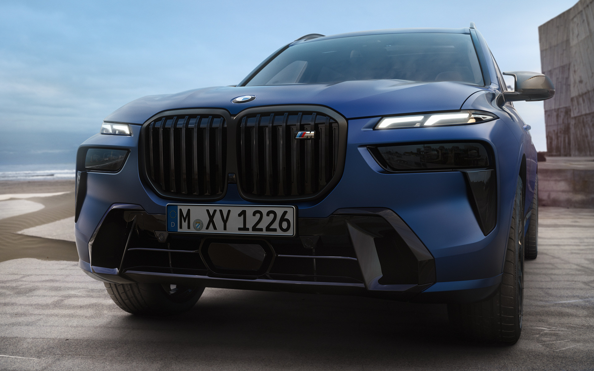 Przód BMW X7 M60i xDrive G07 LCI mroźny niebieski Marina Bay podczas postoju zbliżenie